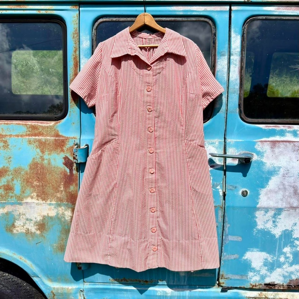 30s 40s candy stripe crinkle cotton work dress w/ pink bakelite daisy button-up